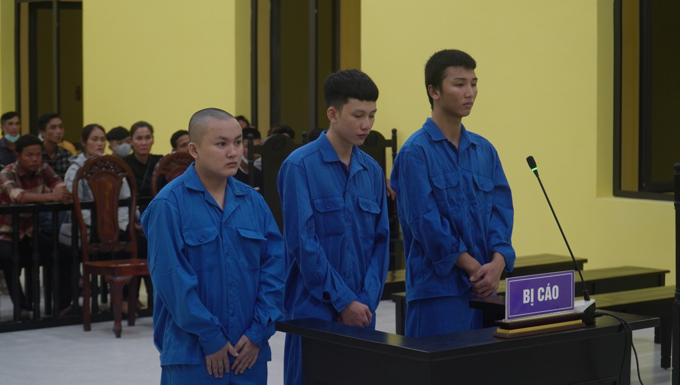 Khang, Nhớ và Thiện (từ trái sang phải) tại tòa.