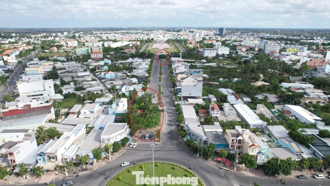 Hiện trạng tuyến đường khi vướng mặt bằng của 2 hộ ông Hưng và bà Hường. Hiện trạng tuyến đường khi vướng mặt bằng của 2 hộ ông Hưng và bà Hường.