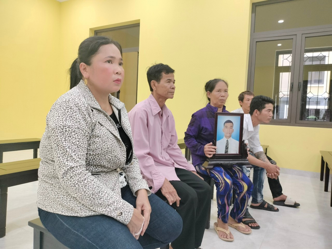 Gia đình bị hại mang di ảnh nạn nhân đến phiên tòa. Gia đình bị hại mang di ảnh nạn nhân đến phiên tòa.
