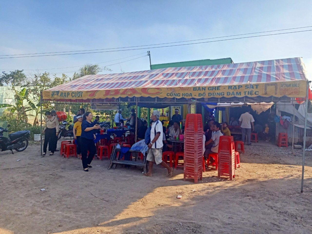 Người thân lo hậu sự cho anh C.