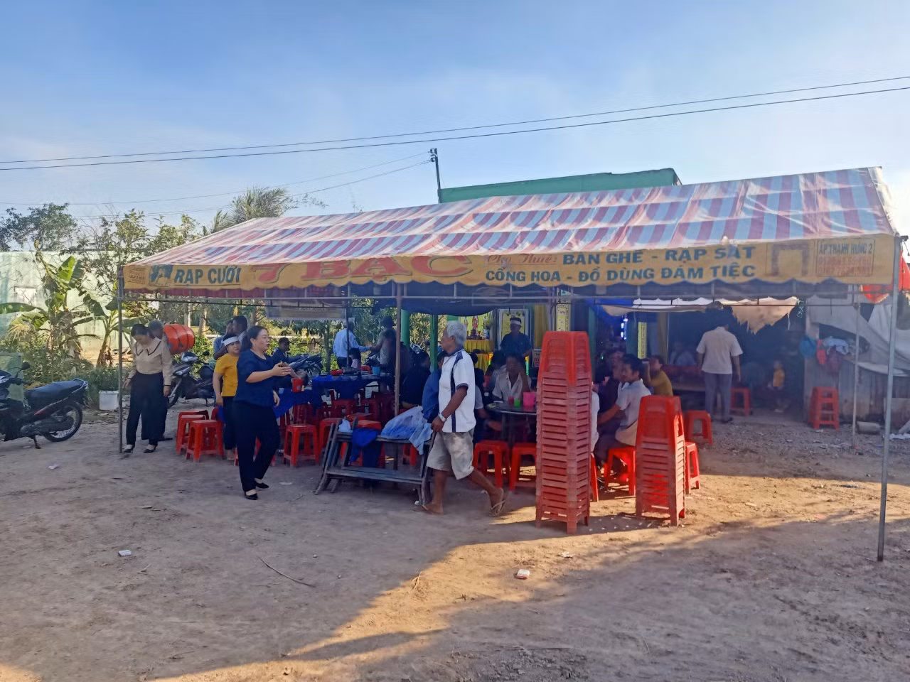 Người thân lo hậu sự cho anh C.