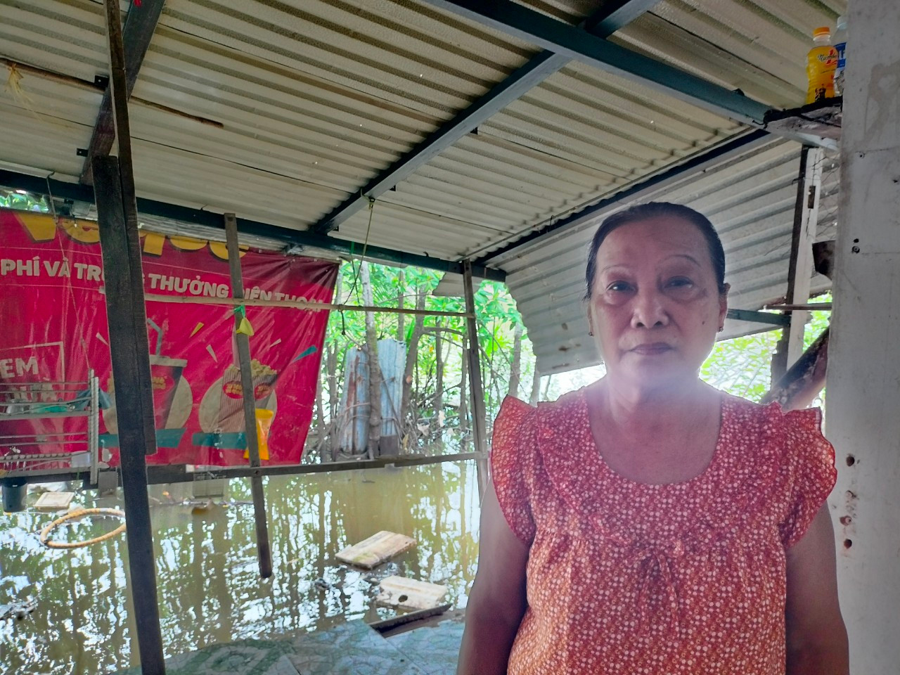 Bà Nguyệt kể lại thời điểm căn nhà bị sạt lở trôi xuống lòng sông.