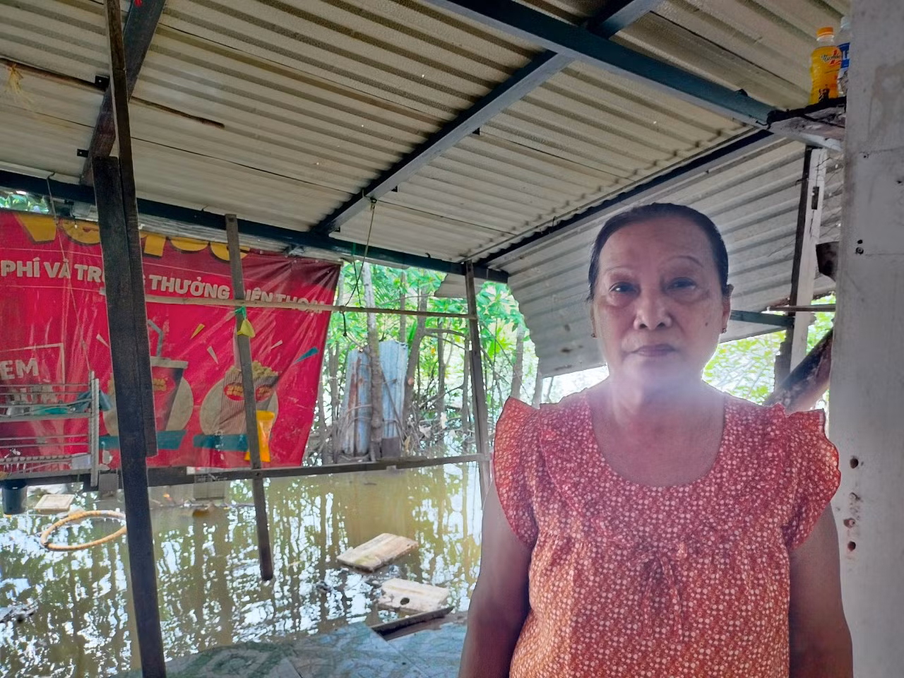 Bà Nguyệt kể lại thời điểm căn nhà bị sạt lở trôi xuống lòng sông.