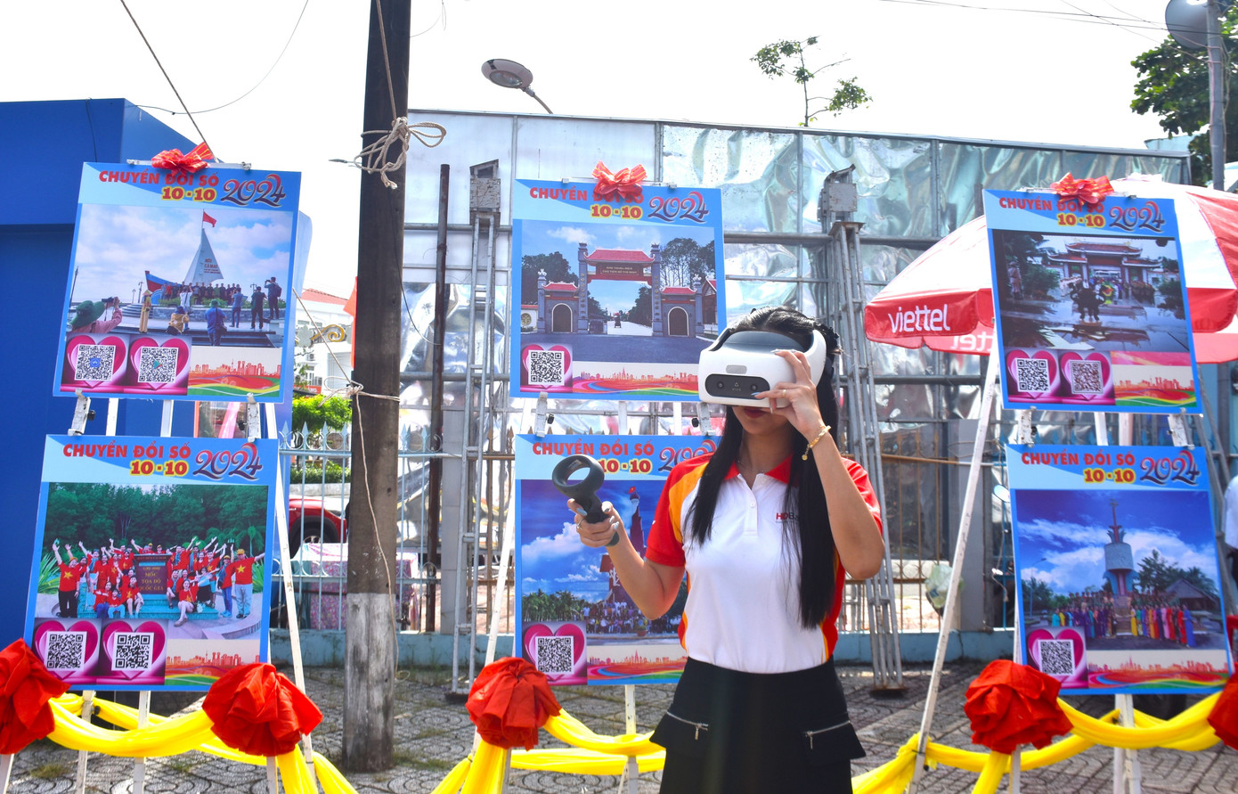 Bạn trẻ Cà Mau trải nghiệm du lịch 360 độ trên thiết bị số tại chương trình hưởng ứng Ngày chuyển đổi số Quốc gia năm 2024.
