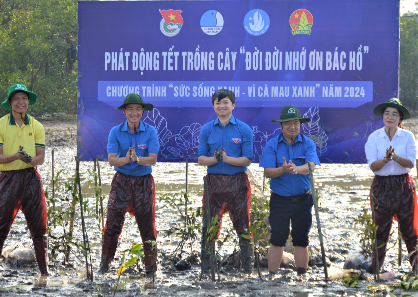 Anh Nguyễn Minh Triết - Bí thư T.Ư Đoàn tham gia hoạt động trồng cây tại khu bãi bồi chắn sóng thuộc ấp Kinh Hòn Bắc, xã Khánh Bình Tây, huyện Trần Văn Thời. Anh Nguyễn Minh Triết - Bí thư T.Ư Đoàn tham gia hoạt động trồng cây tại khu bãi bồi chắn sóng thuộc ấp Kinh Hòn Bắc, xã Khánh Bình Tây, huyện Trần Văn Thời.