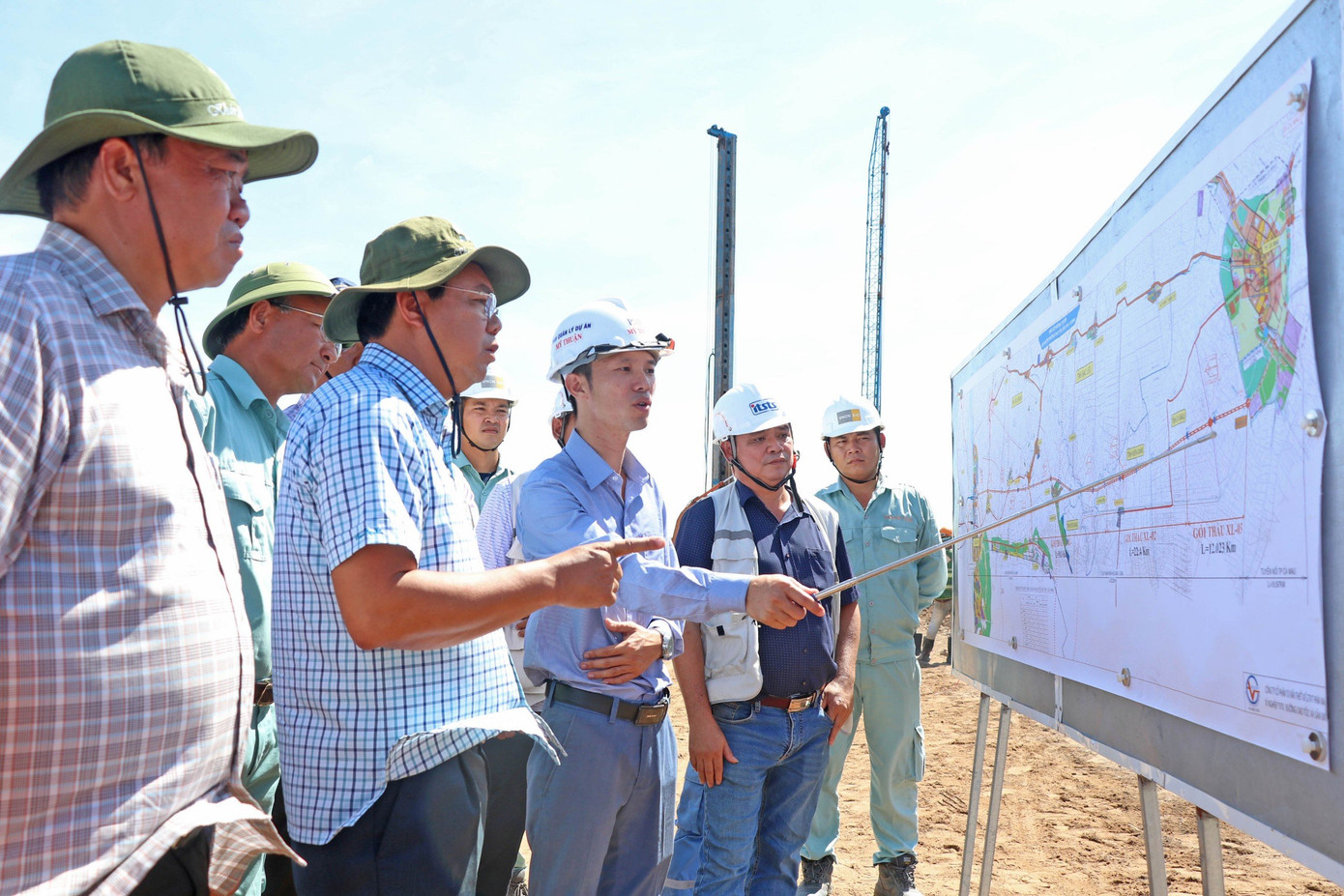 Mới đây, ông Nguyễn Tiến Hải - Bí thư Tỉnh ủy Cà Mau - vừa có chuyến kiểm tra hiện trường dự án và yêu cầu từng nhà thầu rà soát tiến độ, khó khăn, vướng mắc, giải pháp để lãnh đạo tỉnh báo cáo Thủ tướng, Bộ Giao thông vận tải và Văn phòng Trung ương Đảng theo dõi, có ý kiến chỉ đạo.