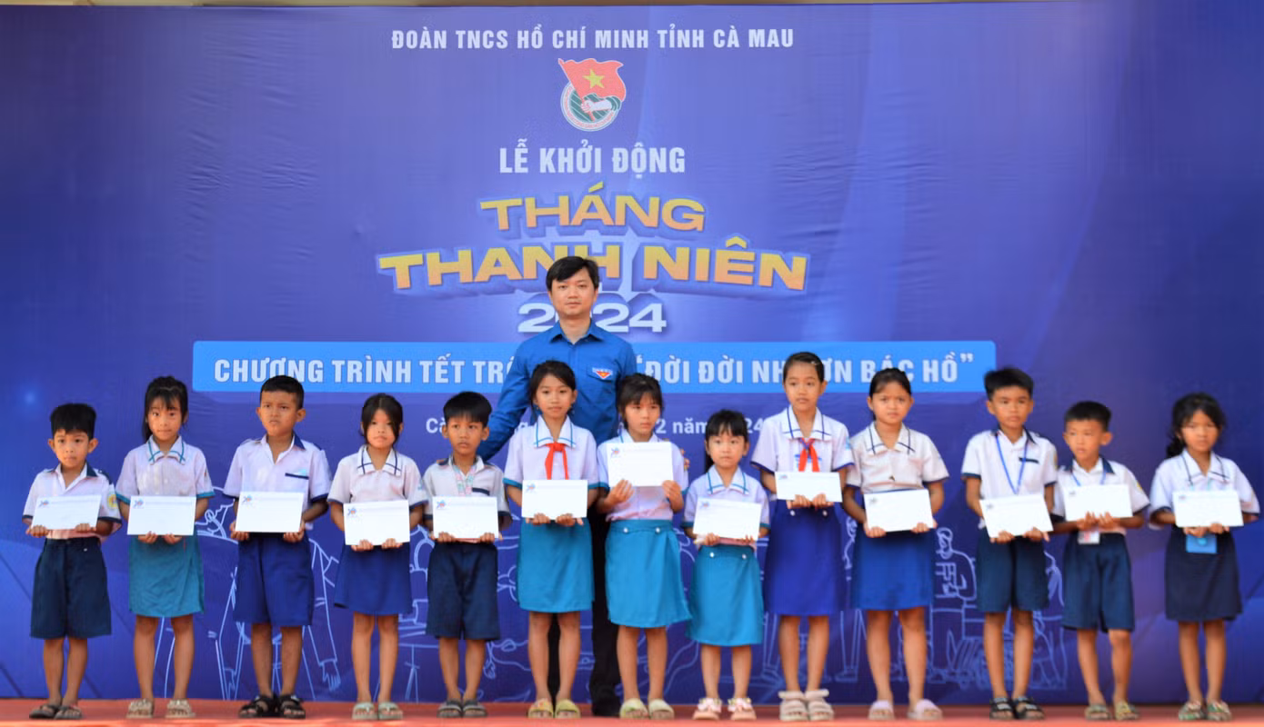 T.Ư Đoàn đã trao tặng 15 suất quà cho các em học sinh có hoàn cảnh khó khăn vươn lên trong học tập trên địa bàn xã Khánh Bình Tây (huyện Trần Văn Thời).