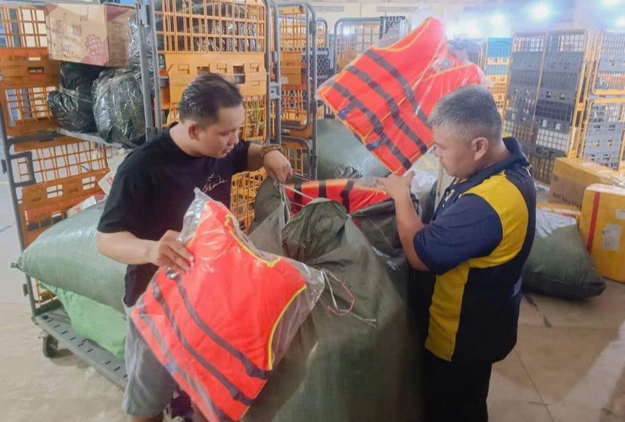 Đóng gói áo phao gửi qua bưu điện từ Cà Mau đi miền Bắc hỗ trợ người dân bị thiệt hại do bão số 3. Đóng gói áo phao gửi qua bưu điện từ Cà Mau đi miền Bắc hỗ trợ người dân bị thiệt hại do bão số 3.