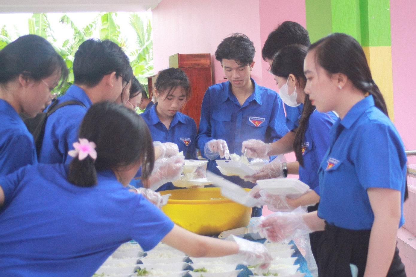 Những suất cơm miễn phí hỗ trợ thí sinh. Những suất cơm miễn phí hỗ trợ thí sinh.