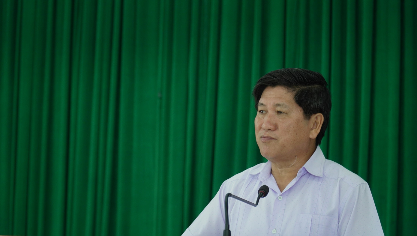 Ông Lê Văn Sử, Phó chủ tịch UBND tỉnh Cà Mau phát biểu tại buổi họp rút kinh nghiệm phòng chống cháy rừng. Ông Lê Văn Sử, Phó chủ tịch UBND tỉnh Cà Mau phát biểu tại buổi họp rút kinh nghiệm phòng chống cháy rừng.