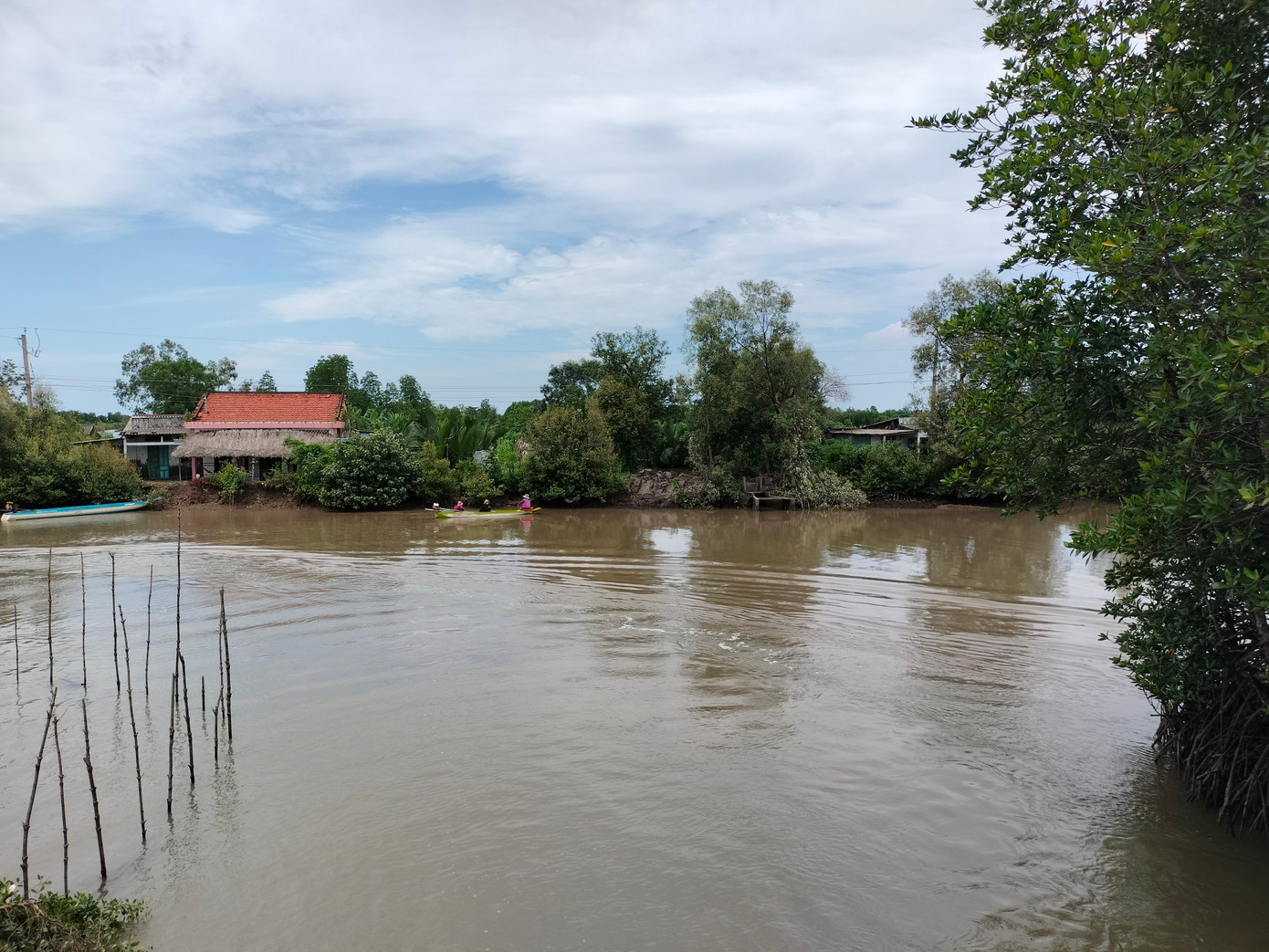 Chị Lưới cùng bà con trong “xóm chem chép” mong muốn giá cả sản vật họ cực khổ kiếm ra được ổn định. Hiện nay giá chem chép chỉ khoảng 50.000 đồng/kg.