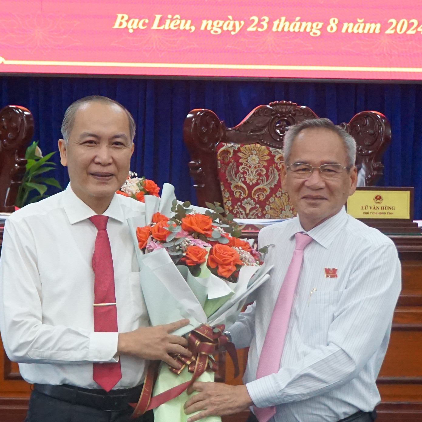 Ông Phan Như Nguyện (trái) được miễn nhiệm chức vụ phó chủ tịch HĐND tỉnh Bạc Liêu để nhận nhiệm vụ mới ở Trung ương. Ông Phan Như Nguyện (trái) được miễn nhiệm chức vụ phó chủ tịch HĐND tỉnh Bạc Liêu để nhận nhiệm vụ mới ở Trung ương.