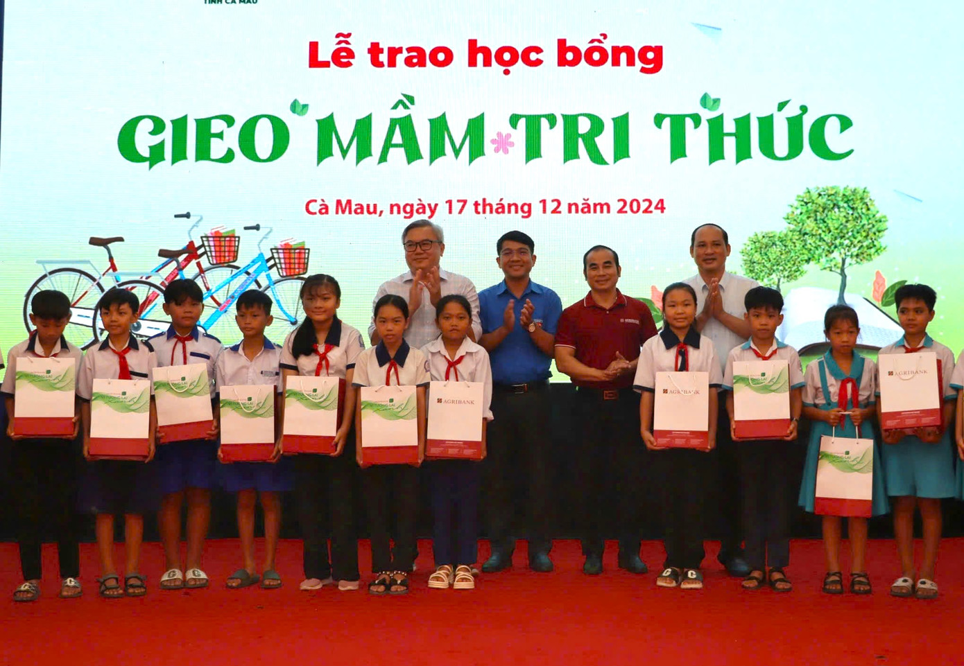 Anh Trần Đăng Khoa - Phó Bí thư Tỉnh Đoàn Cà Mau cùng lãnh đạo địa phương trao phần quà cho các em học sinh. Anh Trần Đăng Khoa - Phó Bí thư Tỉnh Đoàn Cà Mau cùng lãnh đạo địa phương trao phần quà cho các em học sinh.