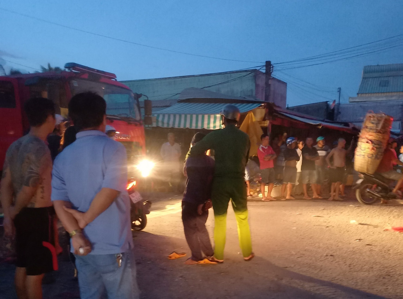 Phát bị cơ quan công an bắt giữ đưa về đưa về trụ sở làm việc. Phát bị cơ quan công an bắt giữ đưa về đưa về trụ sở làm việc.