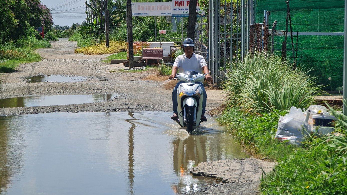 Anh Võ Văn Còn (ở phường 5, thành phố Cà Mau) chia sẻ: “Đường này ổ voi, ổ gì chứ không còn ổ gà nữa. Ngập nước, tôi thấy nhiều người chạy qua lại té hoài. Làm ăn, đi tới đi lui rất khó khăn lắm”. Anh Võ Văn Còn (ở phường 5, thành phố Cà Mau) chia sẻ: “Đường này ổ voi, ổ gì chứ không còn ổ gà nữa. Ngập nước, tôi thấy nhiều người chạy qua lại té hoài. Làm ăn, đi tới đi lui rất khó khăn lắm”.