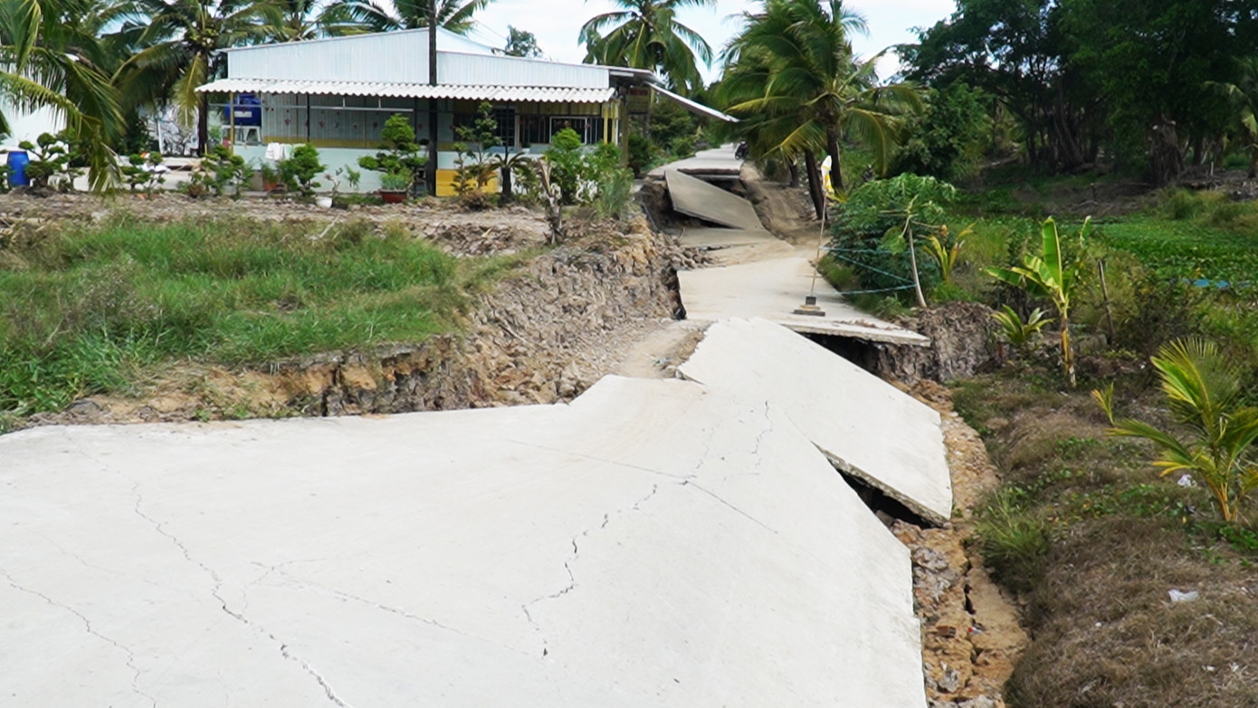 Nhiều tuyến đường giao thông ở Cà Mau hư hỏng nghiêm trọng. Nhiều tuyến đường giao thông ở Cà Mau hư hỏng nghiêm trọng.