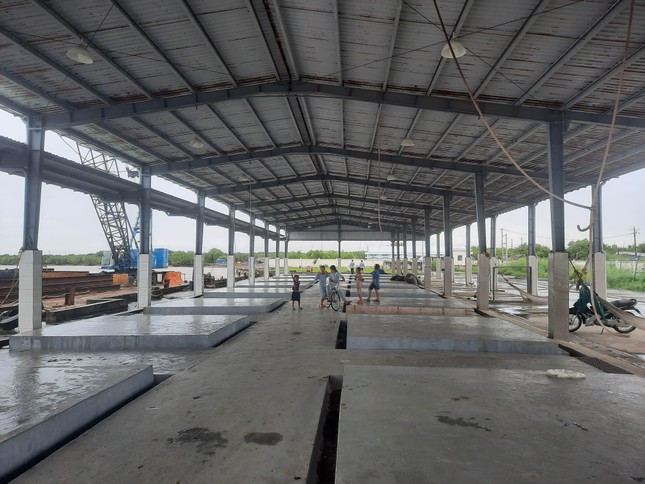 Bến cá Hố Gùi trở thành sân chơi của trẻ em xứ biển. Bến cá Hố Gùi trở thành sân chơi của trẻ em xứ biển.