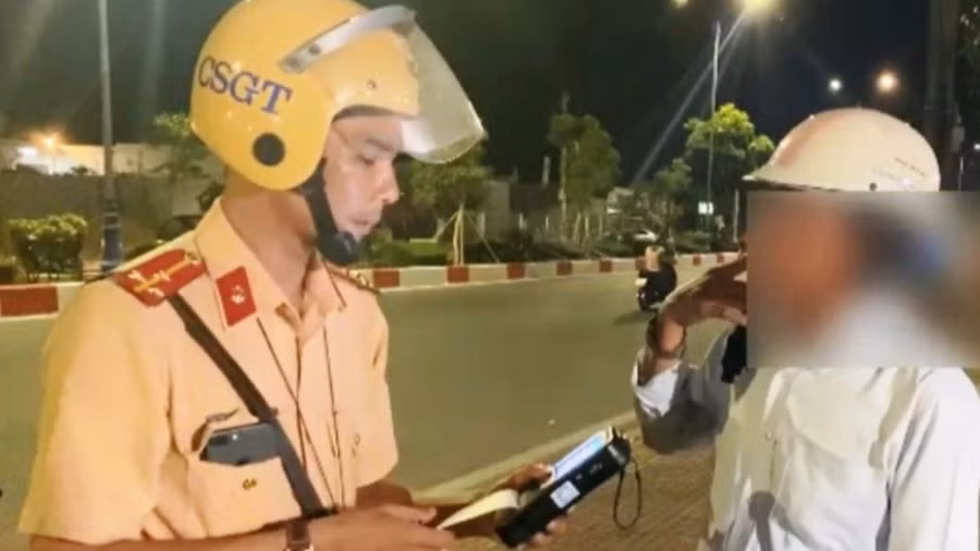 Công an Cà Mau kiểm tra nồng độ cồn người điều khiển phương tiện (Ảnh minh họa).