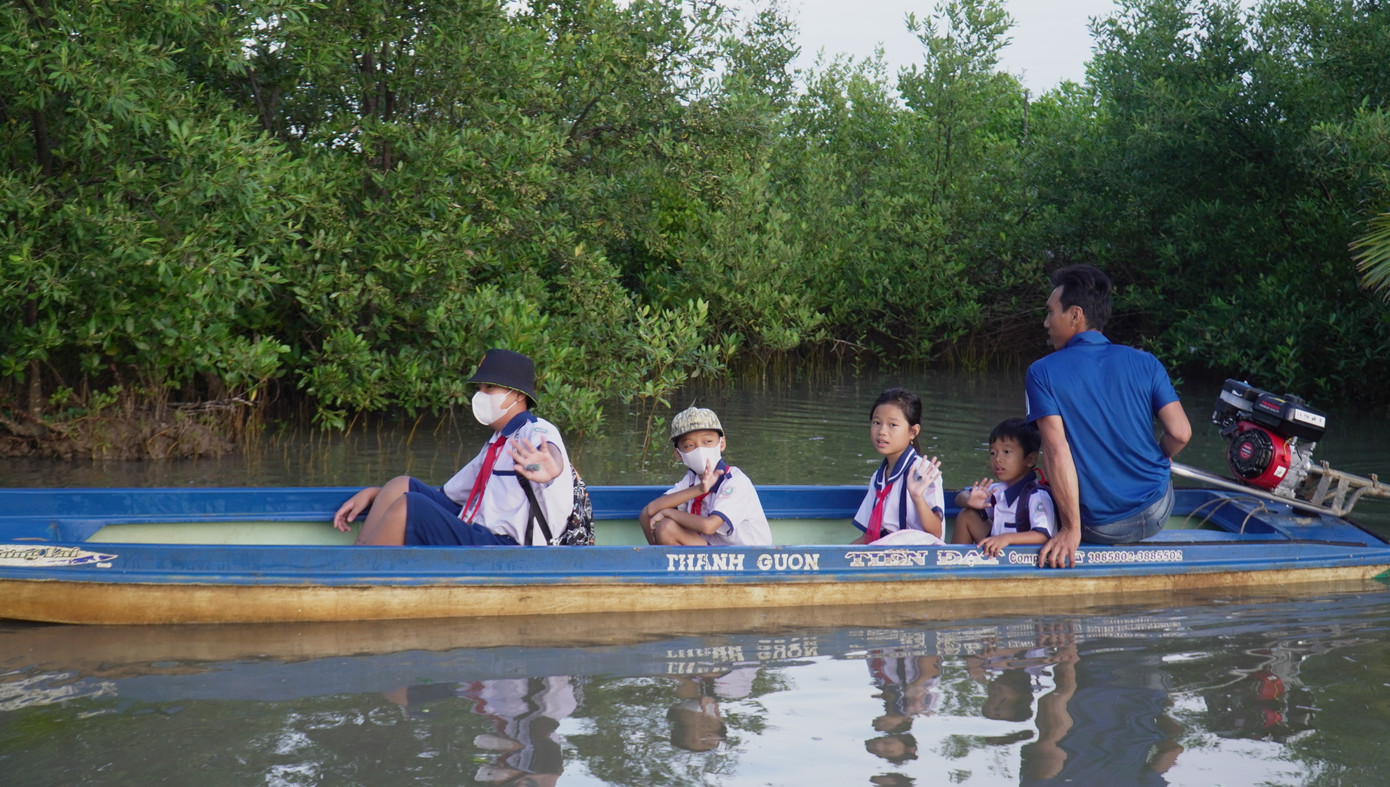 Học sinh vùng sông nước Cà Mau đến trường bằng xuồng . Học sinh vùng sông nước Cà Mau đến trường bằng xuồng .