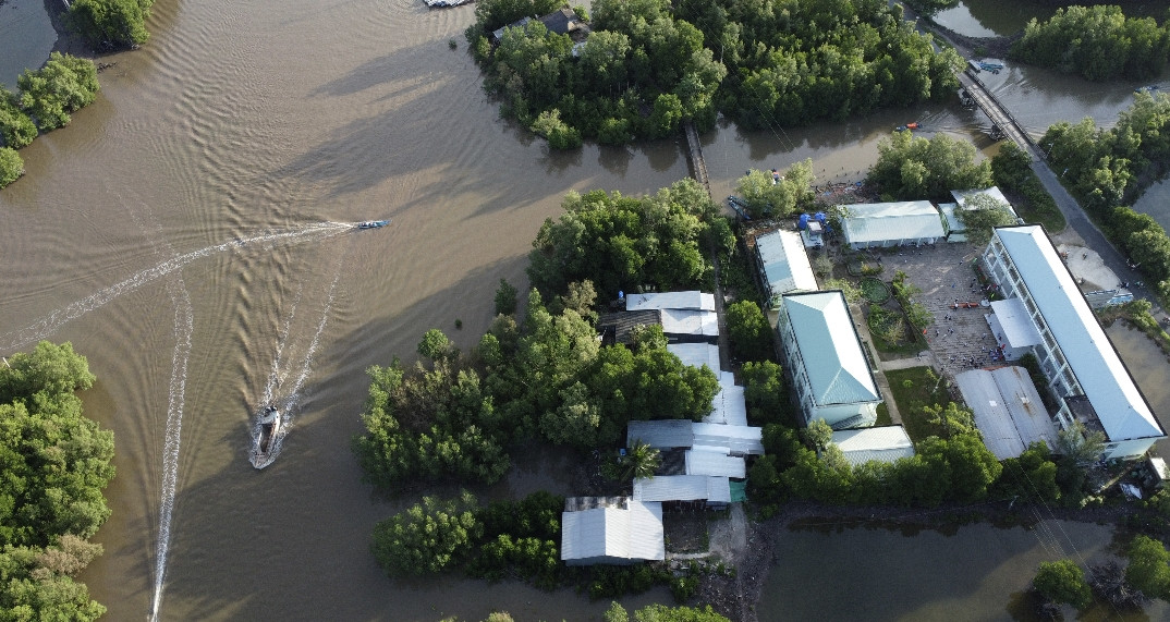 Do đặc thù vùng sông nước, một số nơi trên địa bàn tỉnh Cà Mau vẫn còn nhiều học sinh phải đi học bằng xuồng hoặc vỏ lãi. Do đặc thù vùng sông nước, một số nơi trên địa bàn tỉnh Cà Mau vẫn còn nhiều học sinh phải đi học bằng xuồng hoặc vỏ lãi.