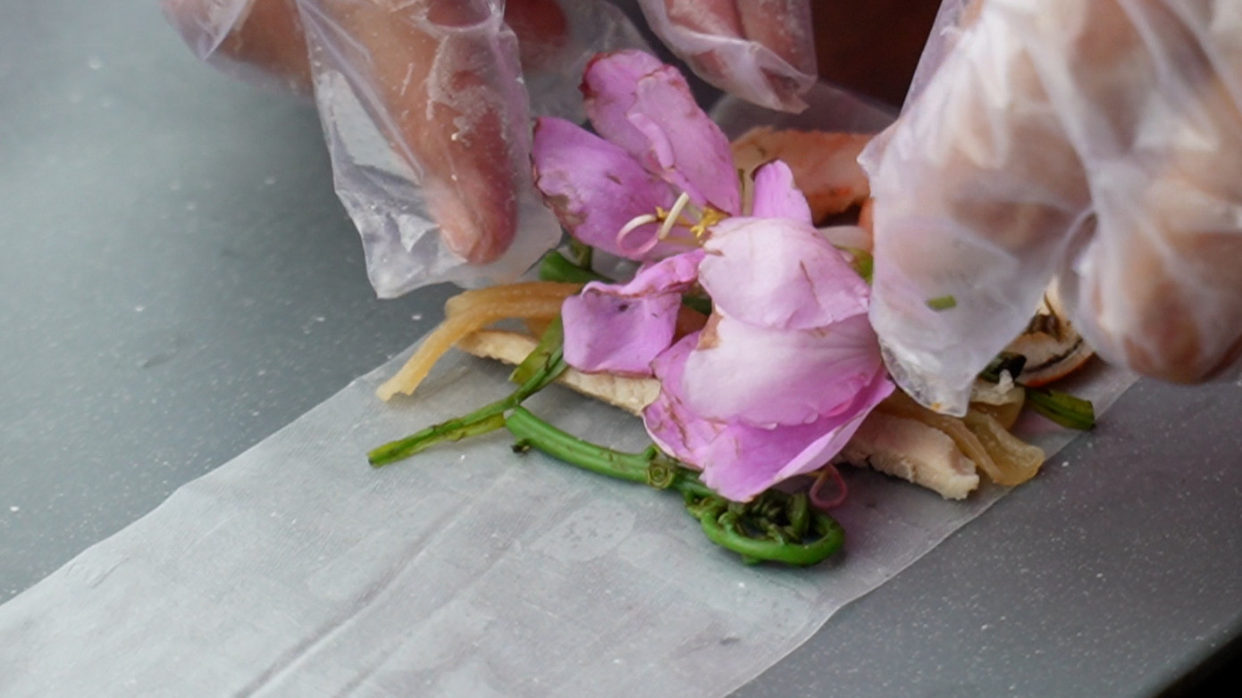 Khi làm gỏi cuốn, hoa mua chỉ cần rửa sạch, còn đọt choại phải luộc chín kết hợp với tôm, thịt và đặc biệt là trong gỏi cuốn phải có thêm bánh phồng tôm luộc để giữ được nguyên hương vị. Khi làm gỏi cuốn, hoa mua chỉ cần rửa sạch, còn đọt choại phải luộc chín kết hợp với tôm, thịt và đặc biệt là trong gỏi cuốn phải có thêm bánh phồng tôm luộc để giữ được nguyên hương vị.