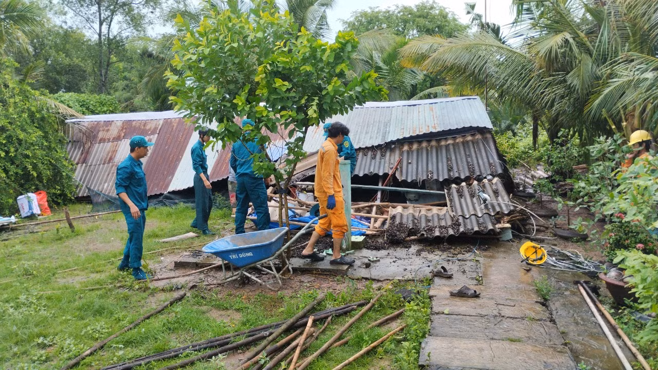 Lực lượng dân quân tự vệ của xã Vĩnh Trạch, TP. Bạc Liêu giúp dân khắc phục hậu quả, di dời tài sản do dông lốc. Lực lượng dân quân tự vệ của xã Vĩnh Trạch, TP. Bạc Liêu giúp dân khắc phục hậu quả, di dời tài sản do dông lốc.