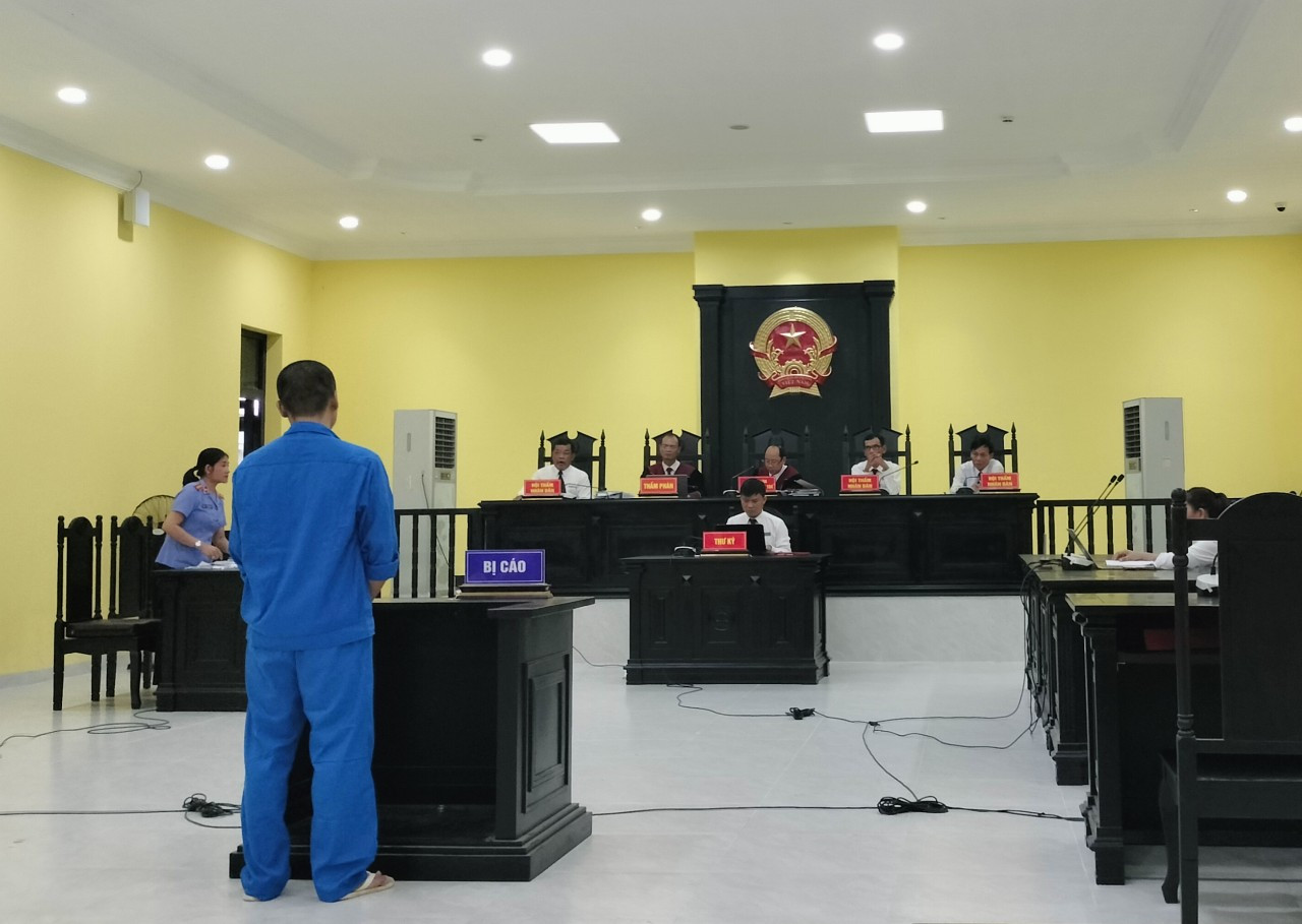 Bị cáo Khánh tại phiên tòa sơ thẩm. Bị cáo Khánh tại phiên tòa sơ thẩm.