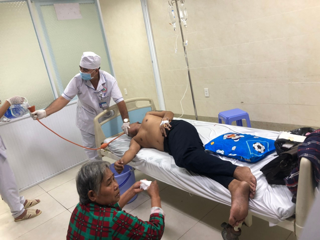 Lỉnh đang được các y bác sĩ cấp cứu. Lỉnh đang được các y bác sĩ cấp cứu.