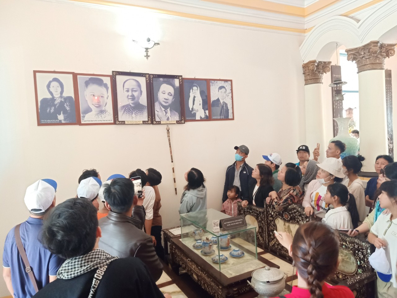 Du khách thấy hình ảnh của Công tử Bạc Liêu, những người vợ, con của ông và được nghe vài nét chính về cuộc đời, những giai thoại nổi tiếng. Du khách thấy hình ảnh của Công tử Bạc Liêu, những người vợ, con của ông và được nghe vài nét chính về cuộc đời, những giai thoại nổi tiếng.