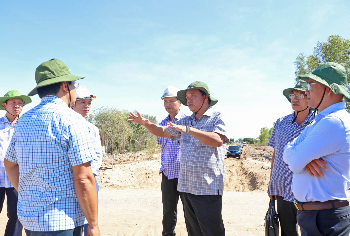 UBND tỉnh Cà Mau đã làm việc với Ban Quản lý dự án Mỹ Thuận (chủ đầu tư). Đối với đoạn tuyến qua địa bàn tỉnh Cà Mau, vướng mắc chủ yếu do nguồn cung cấp vật liệu cát đắp nền chưa đáp ứng yêu cầu tiến độ.