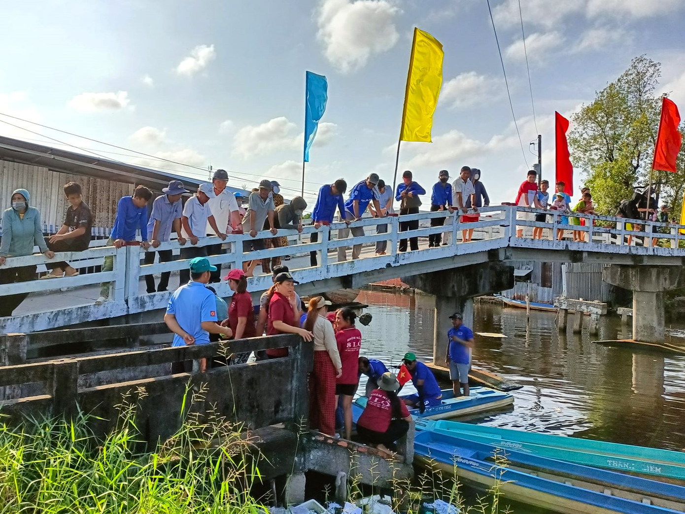 Đội giải nhất nam và nữ sẽ nhận cờ, tiền thưởng và chiếc vỏ lãi composite. Đội giải nhất nam và nữ sẽ nhận cờ, tiền thưởng và chiếc vỏ lãi composite.