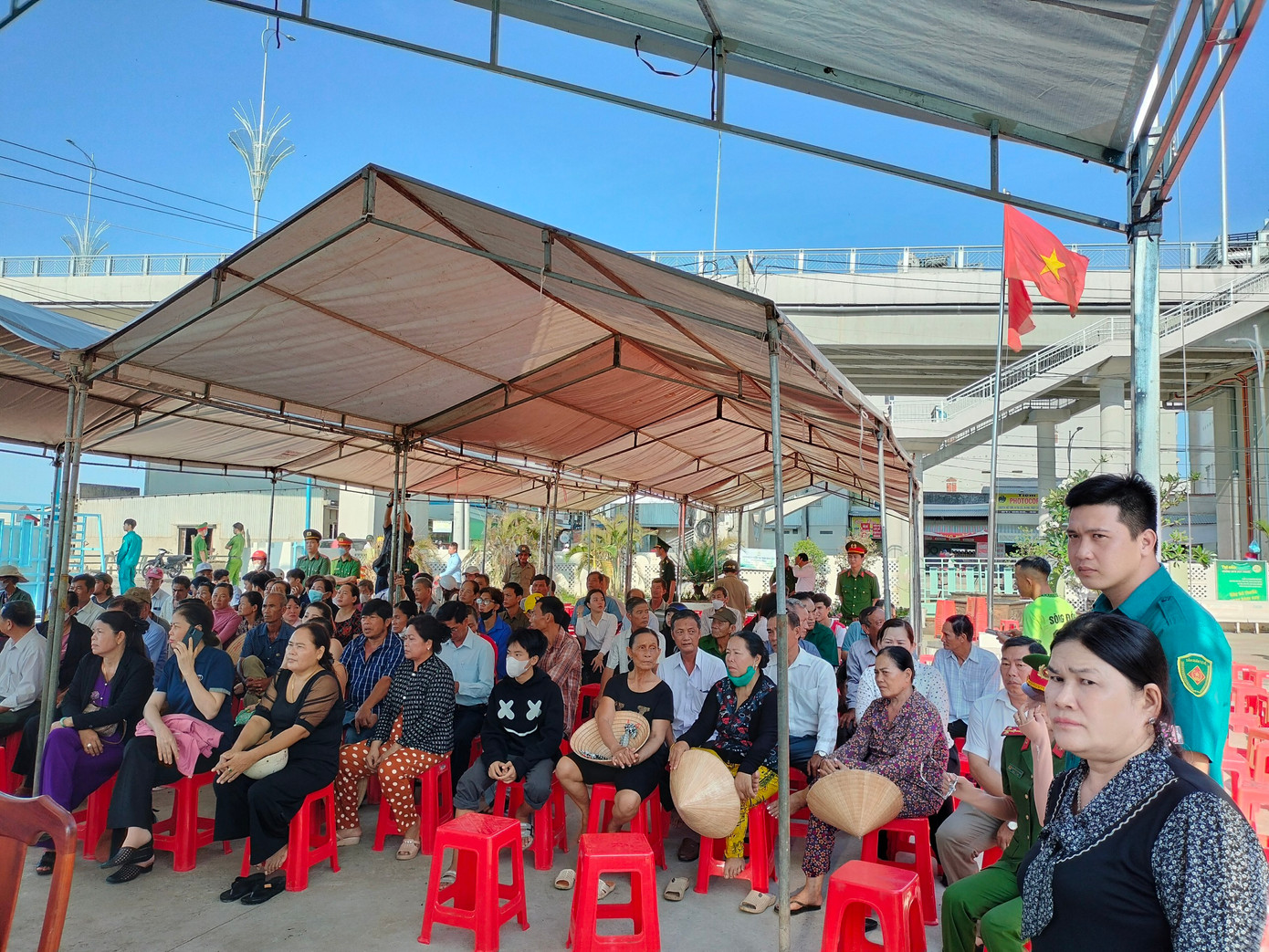 Rất đông người dân đến xem phiên xét xử.