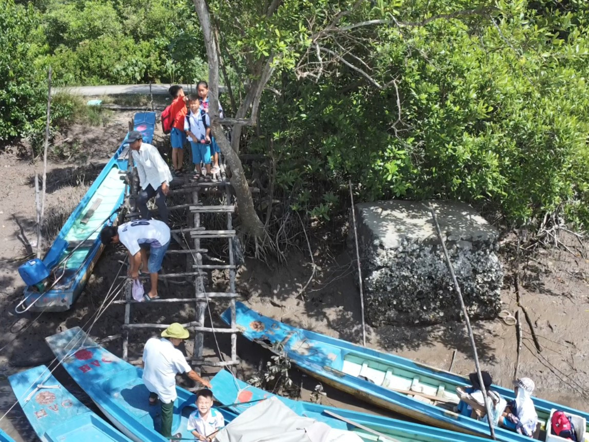 Học sinh đi học bằng phương tiện thủy lúc nước ròng thì khó khăn lên, xuống, dễ té ngã, quần áo lấm bùn như cơm bữa.
