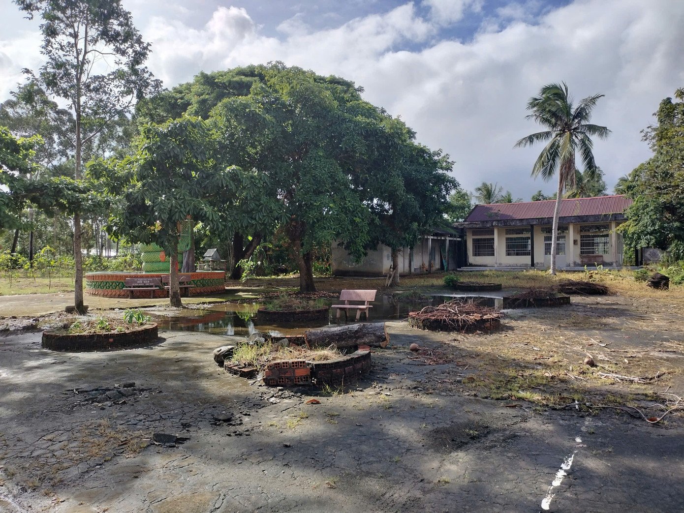 Sân đường nội bộ của di tích sẽ được nâng cấp. Sân đường nội bộ của di tích sẽ được nâng cấp.