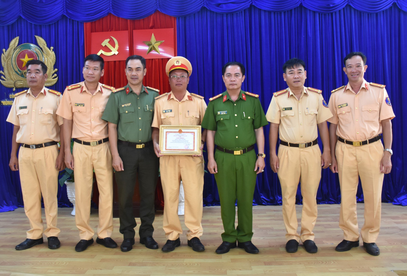 Giám đốc Công an tỉnh Bạc Liêu khen thưởng 2 thiếu tá công an vì nhặt được tài sản và trao trả lại người đánh rơi.