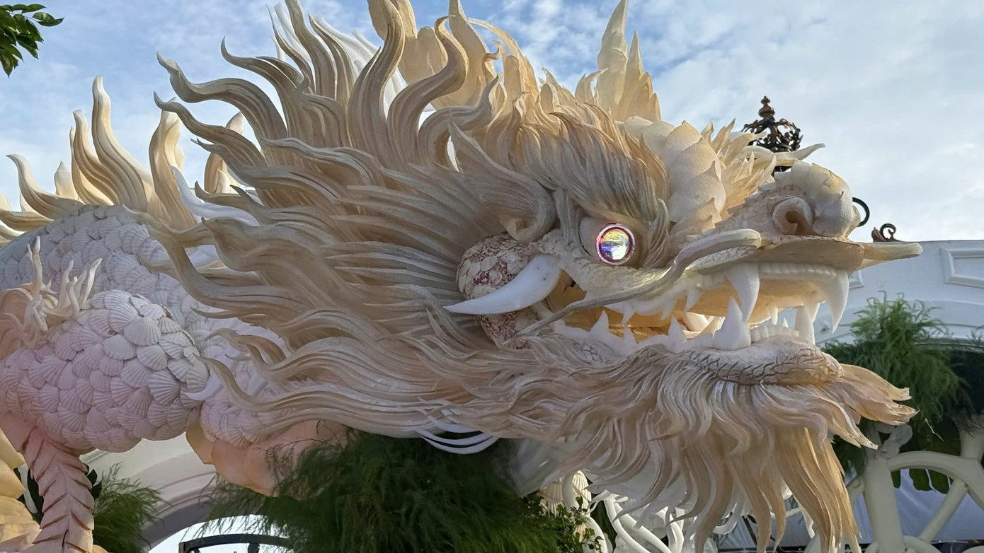 Con rồng được thiết kế với gần 3.000 vỏ sò mỹ nghệ.