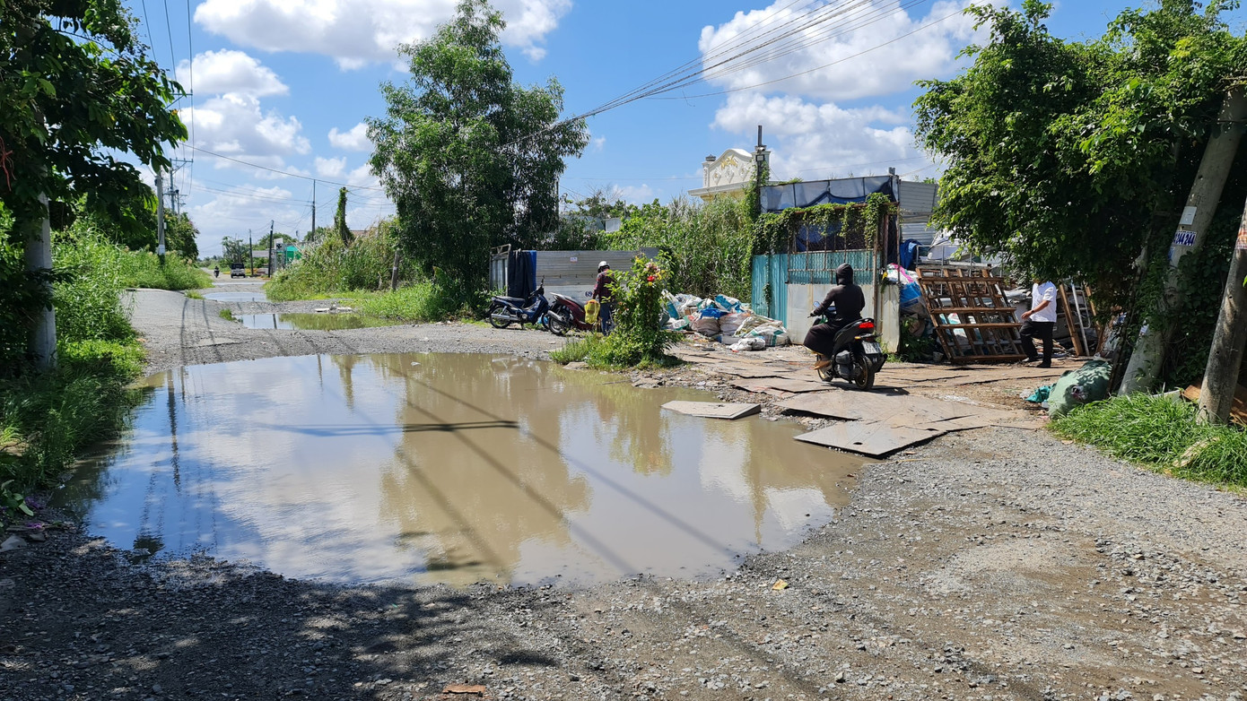 Trước khó khăn như vậy, bà con sống trên tuyến đường đều bày tỏ mong muốn cơ quan chức năng sớm quan tâm, khắc phục thực trạng. Trước khó khăn như vậy, bà con sống trên tuyến đường đều bày tỏ mong muốn cơ quan chức năng sớm quan tâm, khắc phục thực trạng.