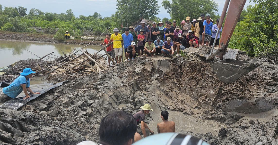 Lực lượng tìm kiếm huy động máy múc tới đào xới bờ vuông tôm để tìm kiếm ông T. Lực lượng tìm kiếm huy động máy múc tới đào xới bờ vuông tôm để tìm kiếm ông T.