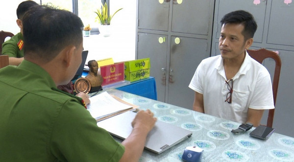 Công an làm việc với bị can Đoạt. Ảnh: Công an Bạc Liêu. Công an làm việc với bị can Đoạt. Ảnh: Công an Bạc Liêu.