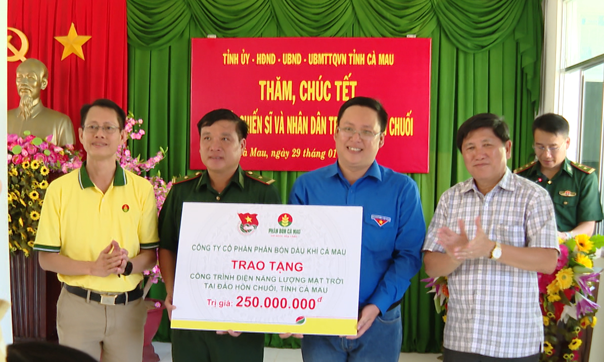 Hệ thống điện mặt trời phần nào đáp ứng nhu cầu điện sinh hoạt hằng ngày cho quân và dân trên đảo Hòn Chuối (hiện chưa có điện lưới). Hệ thống điện mặt trời phần nào đáp ứng nhu cầu điện sinh hoạt hằng ngày cho quân và dân trên đảo Hòn Chuối (hiện chưa có điện lưới).