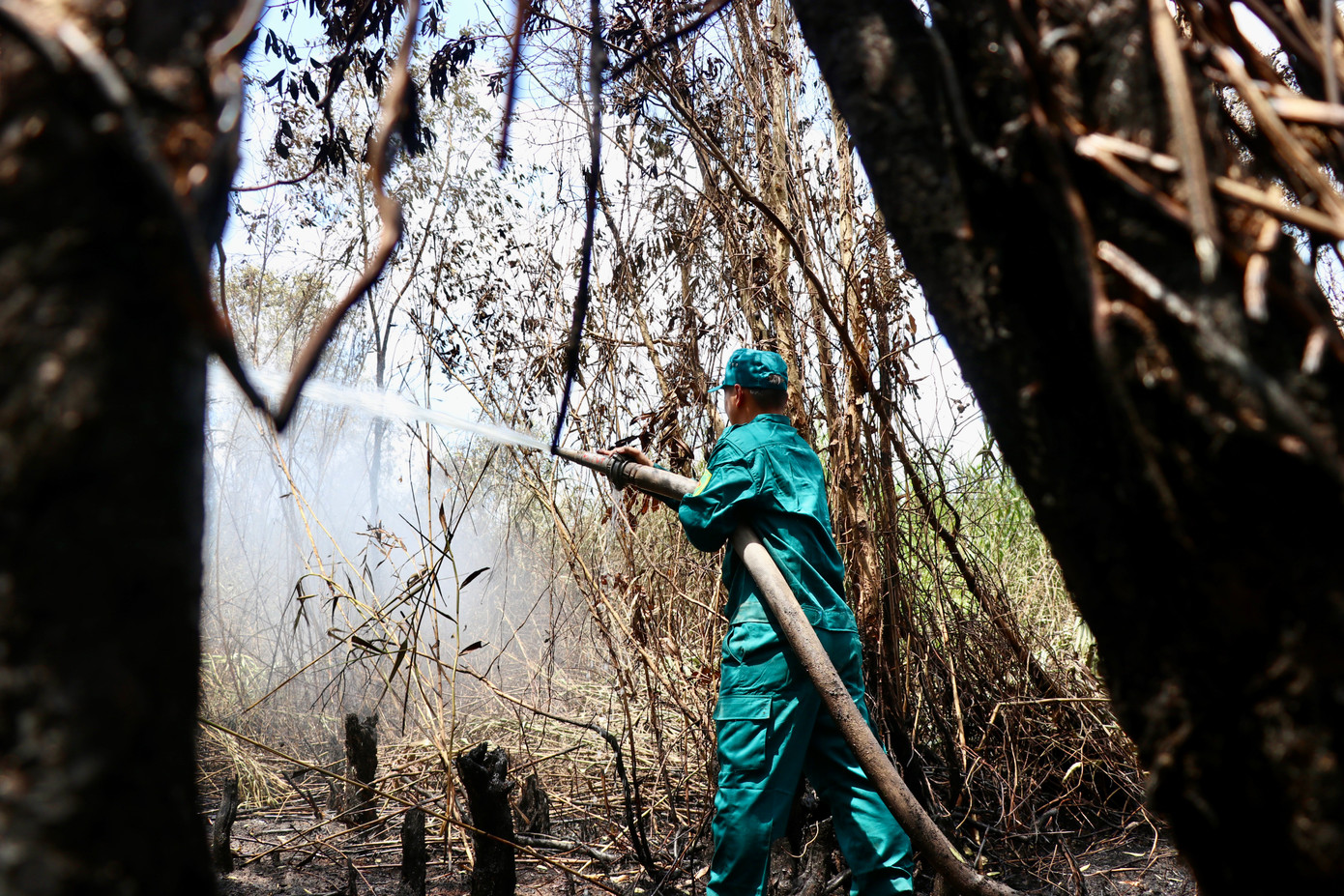Lực lượng tham gia chữa cháy vẫn đang chia ca túc trực dập lửa. Lực lượng tham gia chữa cháy vẫn đang chia ca túc trực dập lửa.