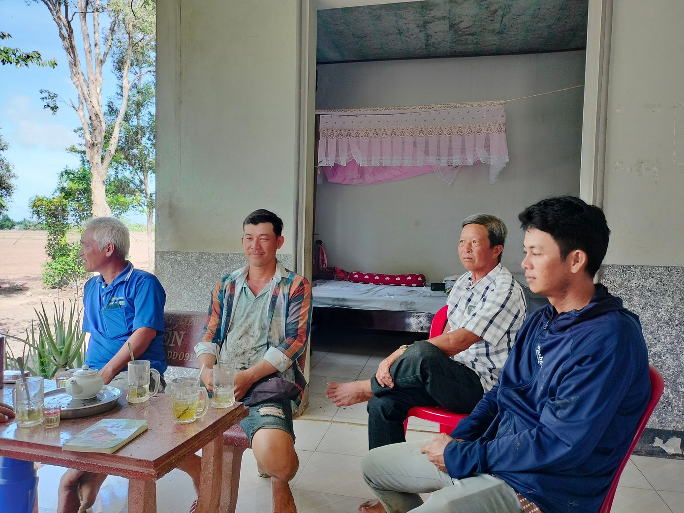 Đại diện những hộ dân ở huyện Trần Văn Thời phản ánh việc bị thương lái nợ tiền mua lúa kéo dài.