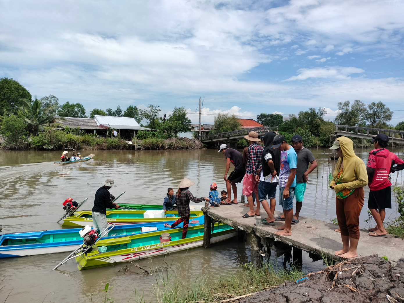 Vào con nước ròng, người dân dùng vỏ lãi composite chia thành nhiều hướng men theo ven sông rạch bắt chem chép.