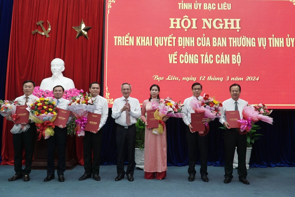 Bí thư Tỉnh ủy Bạc Liêu Lữ Văn Hùng trao quyết định cho các cán bộ nhận nhiệm vụ mới.