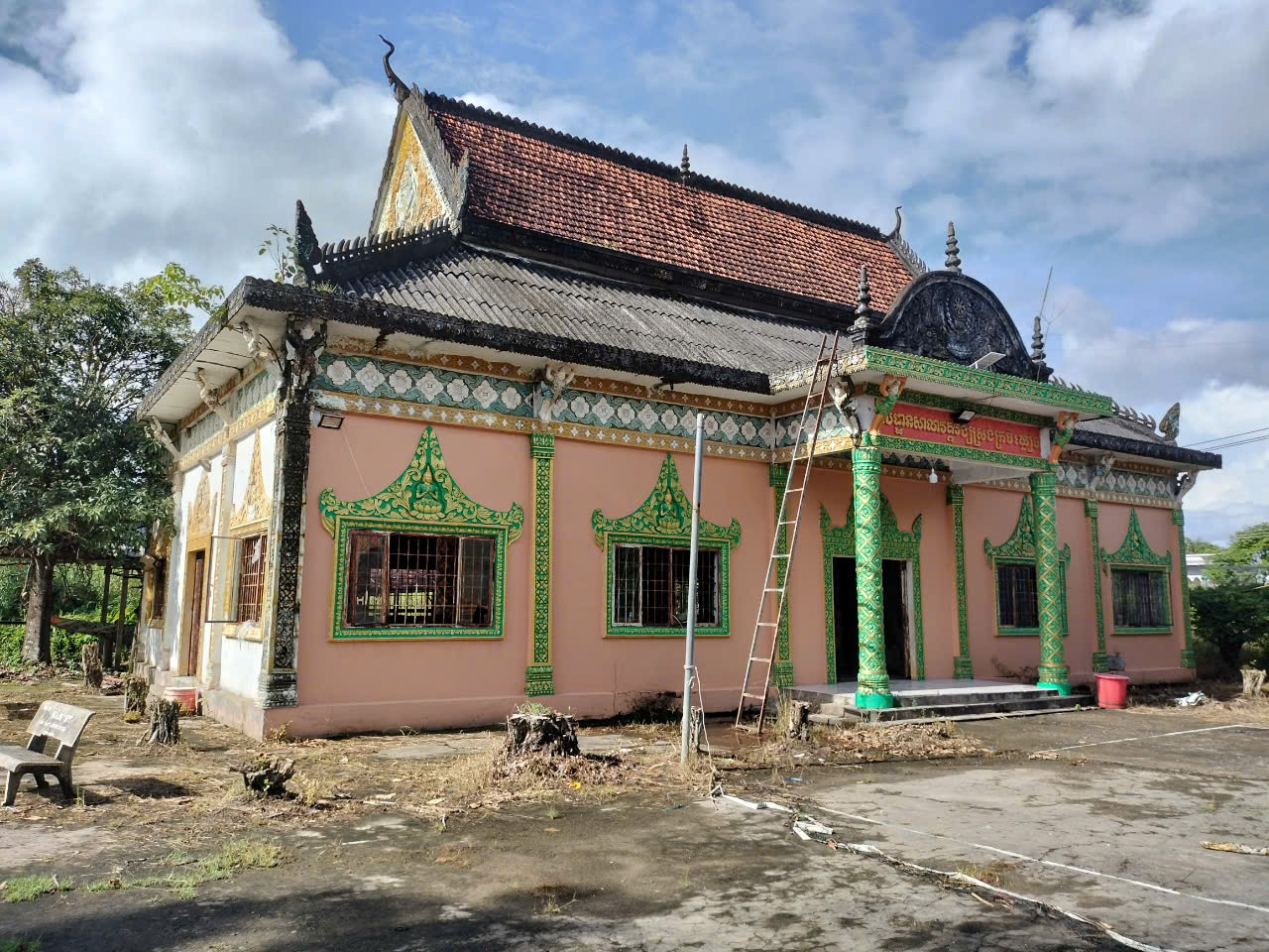 Ngôi sa-la của chùa Cao Dân đang bị xuống cấp. Ngôi sa-la của chùa Cao Dân đang bị xuống cấp.