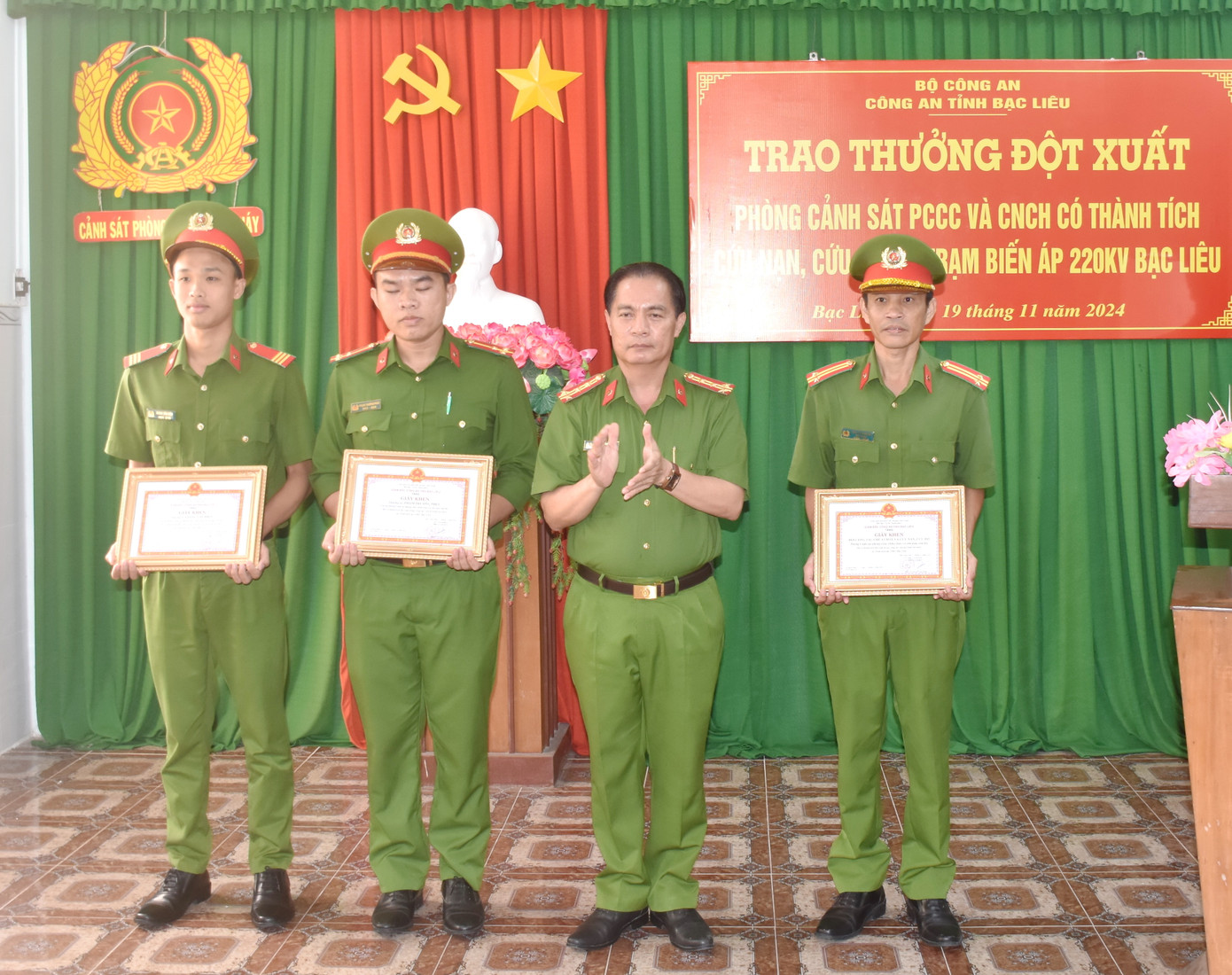 Đại tá Bùi Xuân Khởi - Phó Giám đốc Công an tỉnh Bạc Liêu trao giấy khen cho các tập thể, cá nhân. Ảnh: Bào Thức. Đại tá Bùi Xuân Khởi - Phó Giám đốc Công an tỉnh Bạc Liêu trao giấy khen cho các tập thể, cá nhân. Ảnh: Bào Thức.