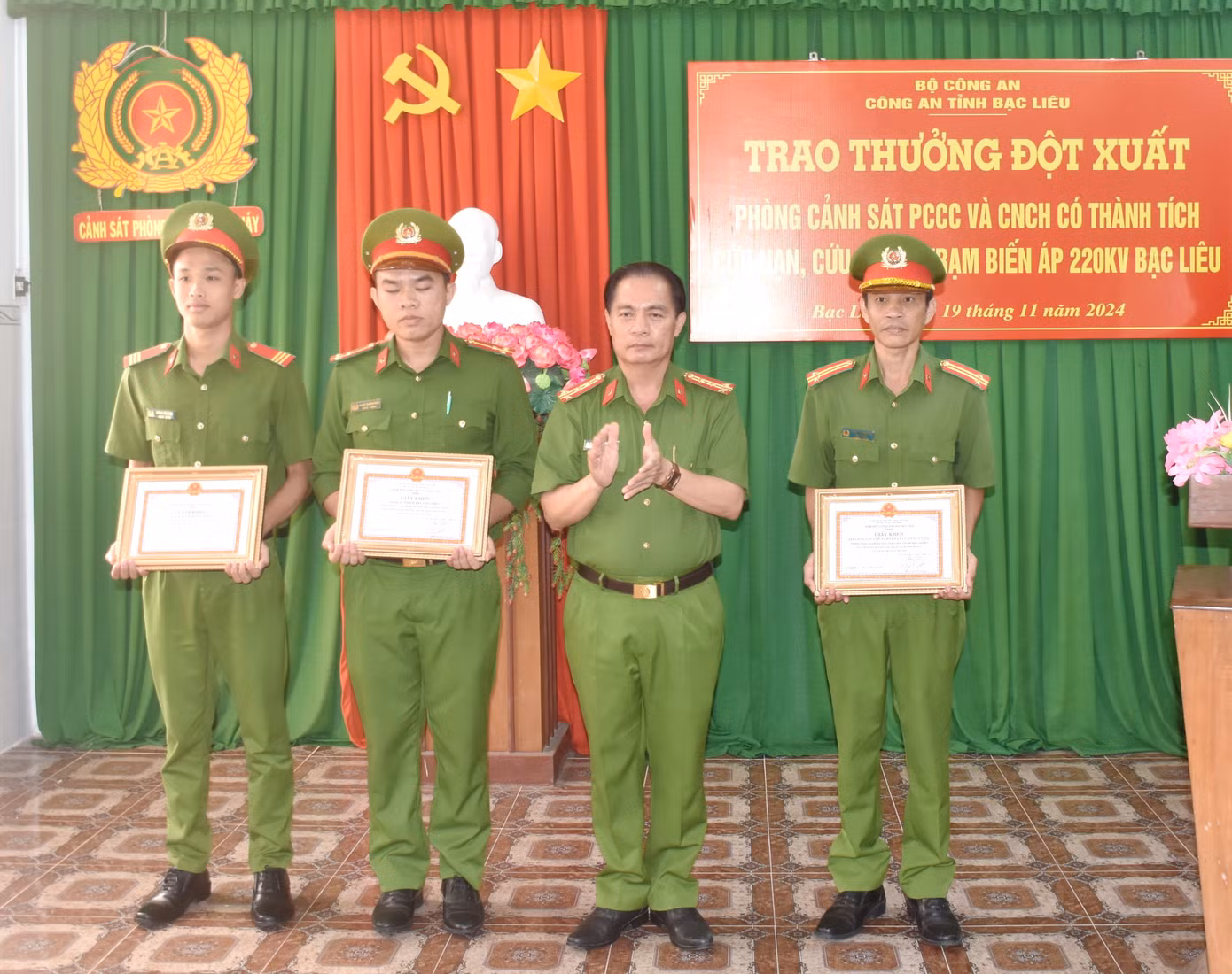 Đại tá Bùi Xuân Khởi - Phó Giám đốc Công an tỉnh Bạc Liêu trao giấy khen cho các tập thể, cá nhân. Ảnh: Bào Thức.