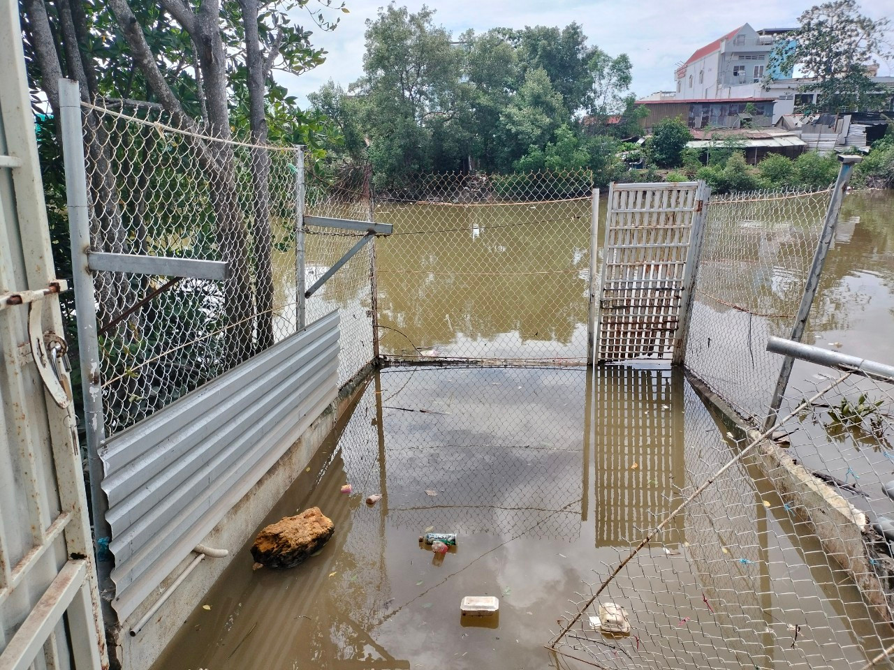 Nhà của ông Thắng bị tuột xuống sông.