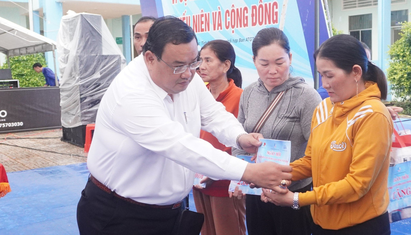 Những phần quà giá trị trao tặng cho các gia đình có nạn nhân bị tai nạn giao thông.