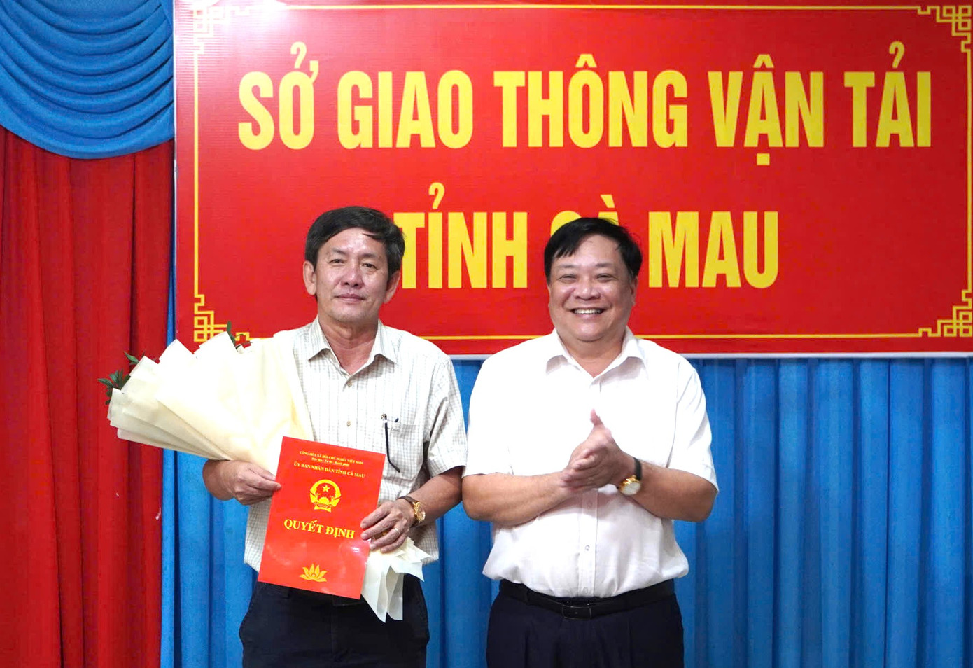 Chủ tịch UBND tỉnh Cà Mau Phạm Thành Ngại trao quyết định và hoa cho tân Giám đốc Sở Giao thông vận tải. Chủ tịch UBND tỉnh Cà Mau Phạm Thành Ngại trao quyết định và hoa cho tân Giám đốc Sở Giao thông vận tải.